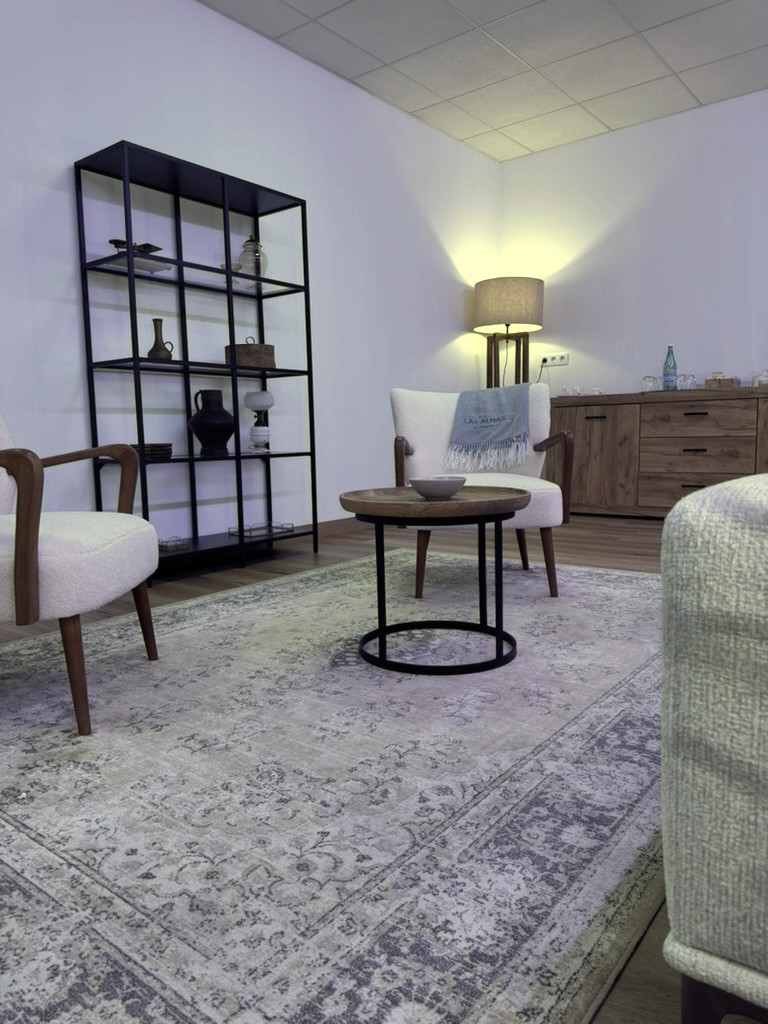 Empfang im Las Almas Institut Palma de Mallorca mit Regal, Sessel und Sideboard
