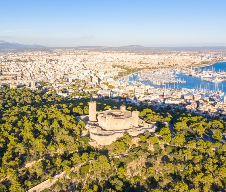 Luftaufnahme von Palma de Mallorca mit Hafen und Kathedrale