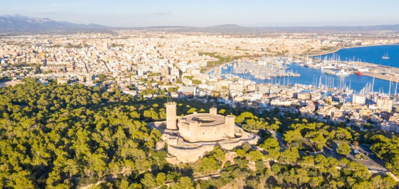 Luftaufnahme von Palma de Mallorca mit Hafen und Kathedrale