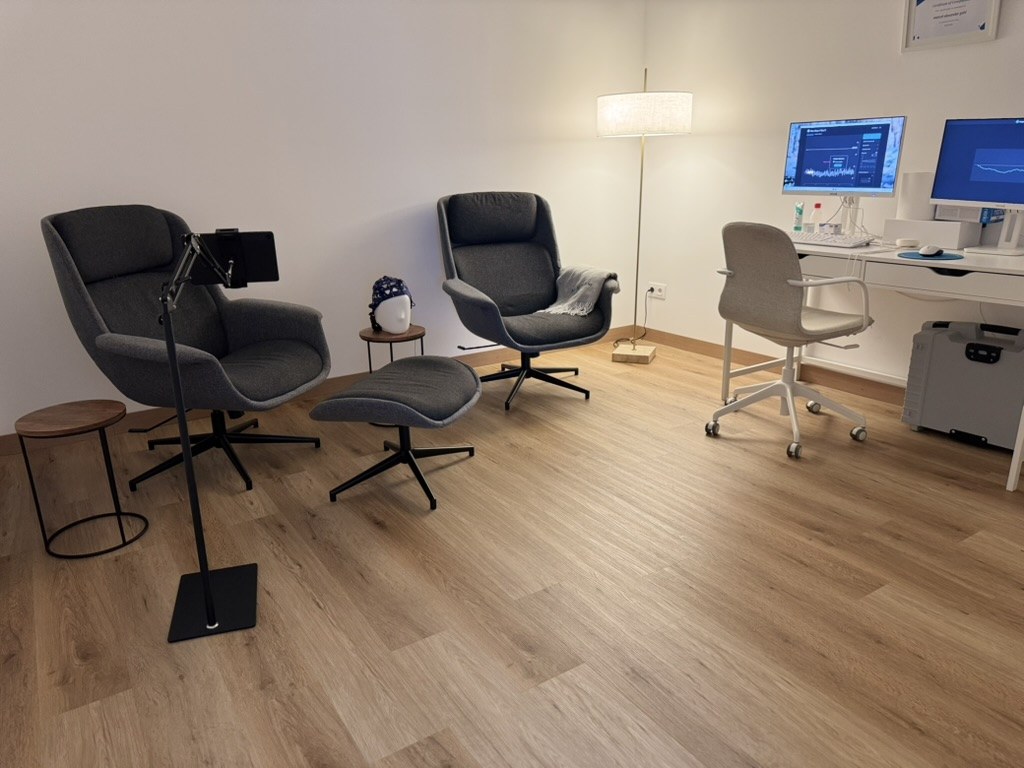 Neurofeedback-Platz im Las Almas Institut Palma de Mallorca mit Sessel und Bildschirmen