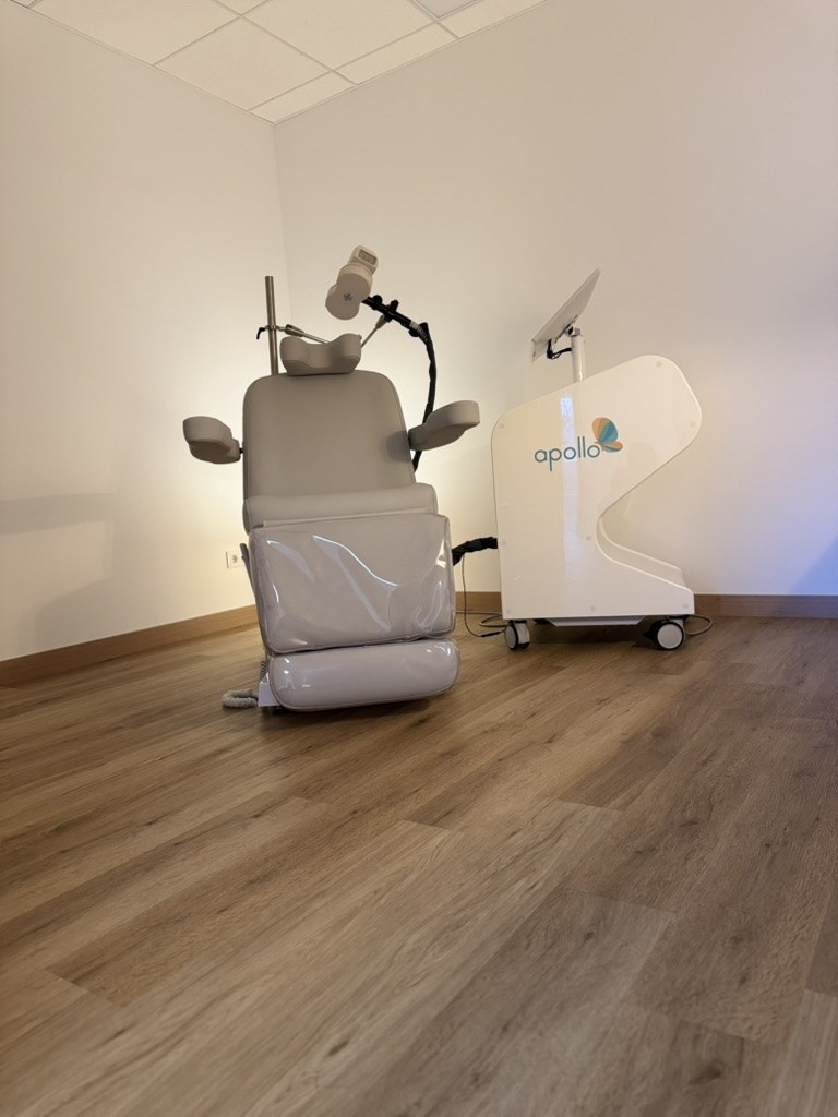 rTMS-Gerät im Behandlungsraum des Las Almas Instituts Palma de Mallorca