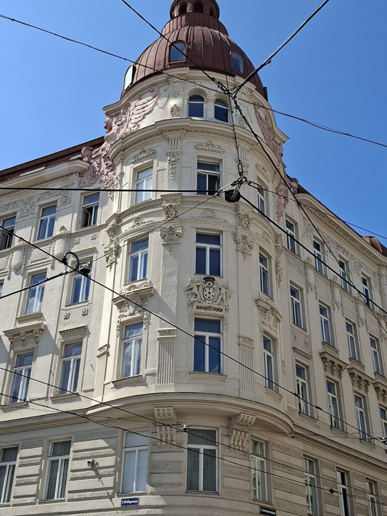 Eckhaus im Altbau mit Turmaufsatz in der Stiftgasse, Wien, in dem die Praxis Las Almas liegt