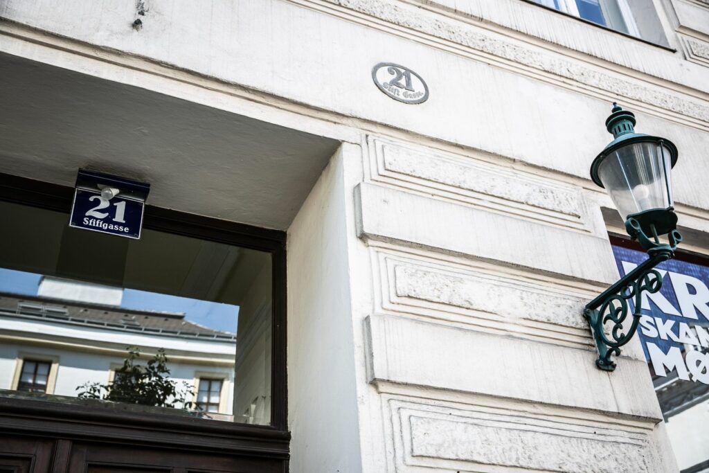 Hauseingang Stiftgasse 21 in Wien mit Hausnummer und Straßenschild